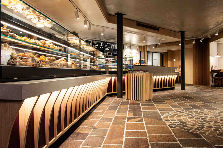 Die neue durchgängige multifunktionale Theke vereinfacht die Arbeitsabläufe und bildet das Zentrum des neuen Cafés.